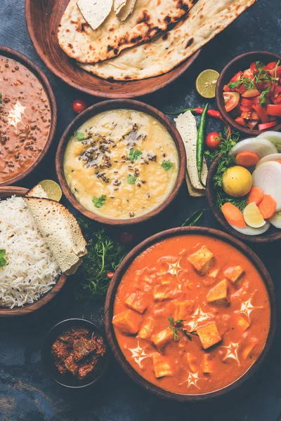 Öğle veya akşam yemeği, pilav, mercimek, paneer, dal makhani, naan, Hint turşusu, çeşitli Hint Gıda moody arka plan üzerinde baharatlar. seçici odak