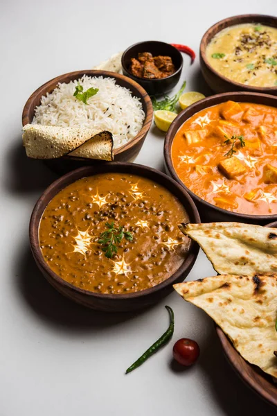 Öğle veya akşam yemeği, pilav, mercimek, paneer, dal makhani, naan, Hint turşusu, çeşitli Hint Gıda moody arka plan üzerinde baharatlar. seçici odak