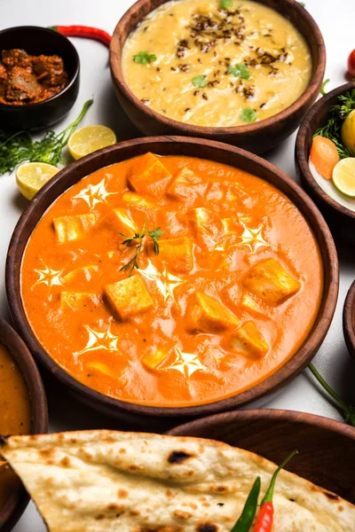 Öğle veya akşam yemeği, pilav, mercimek, paneer, dal makhani, naan, Hint turşusu, çeşitli Hint Gıda moody arka plan üzerinde baharatlar. seçici odak
