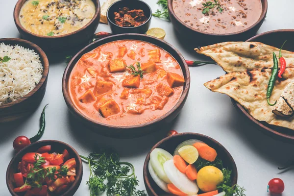 Öğle veya akşam yemeği, pilav, mercimek, paneer, dal makhani, naan, Hint turşusu, çeşitli Hint Gıda moody arka plan üzerinde baharatlar. seçici odak
