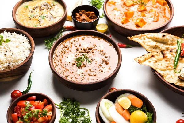 Öğle veya akşam yemeği, pilav, mercimek, paneer, dal makhani, naan, Hint turşusu, çeşitli Hint Gıda moody arka plan üzerinde baharatlar. seçici odak