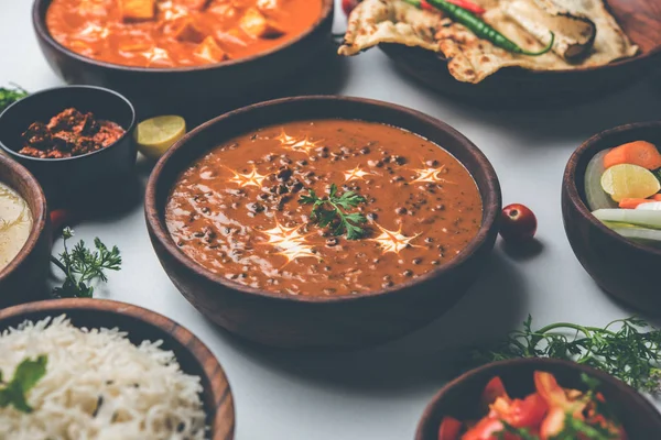Öğle veya akşam yemeği, pilav, mercimek, paneer, dal makhani, naan, Hint turşusu, çeşitli Hint Gıda moody arka plan üzerinde baharatlar. seçici odak