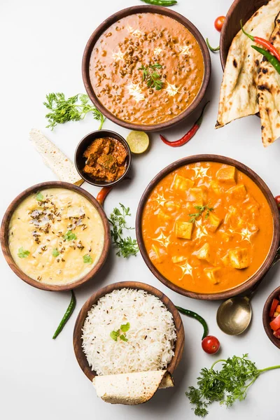 Öğle veya akşam yemeği, pilav, mercimek, paneer, dal makhani, naan, Hint turşusu, çeşitli Hint Gıda moody arka plan üzerinde baharatlar. seçici odak
