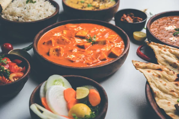 Öğle veya akşam yemeği, pilav, mercimek, paneer, dal makhani, naan, Hint turşusu, çeşitli Hint Gıda moody arka plan üzerinde baharatlar. seçici odak