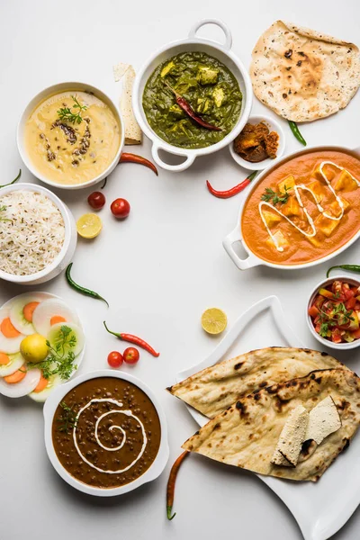 Öğle veya akşam yemeği, pilav, mercimek, paneer, dal makhani, naan, Hint turşusu, çeşitli Hint Gıda moody arka plan üzerinde baharatlar. seçici odak