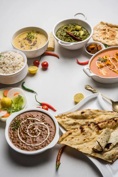 Öğle veya akşam yemeği, pilav, mercimek, paneer, dal makhani, naan, Hint turşusu, çeşitli Hint Gıda moody arka plan üzerinde baharatlar. seçici odak