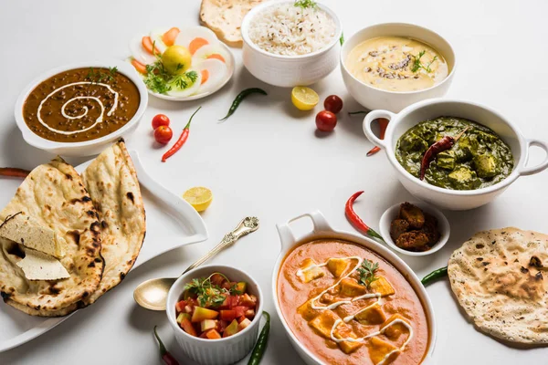 Öğle veya akşam yemeği, pilav, mercimek, paneer, dal makhani, naan, Hint turşusu, çeşitli Hint Gıda moody arka plan üzerinde baharatlar. seçici odak