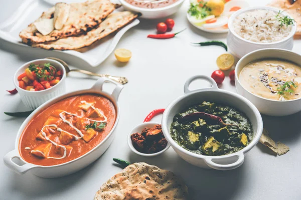 Öğle veya akşam yemeği, pilav, mercimek, paneer, dal makhani, naan, Hint turşusu, çeşitli Hint Gıda moody arka plan üzerinde baharatlar. seçici odak