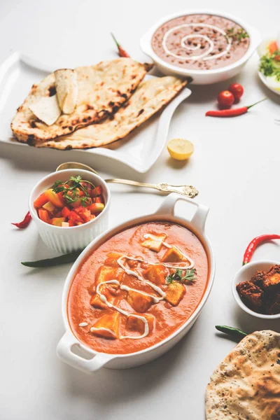 Öğle veya akşam yemeği, pilav, mercimek, paneer, dal makhani, naan, Hint turşusu, çeşitli Hint Gıda moody arka plan üzerinde baharatlar. seçici odak