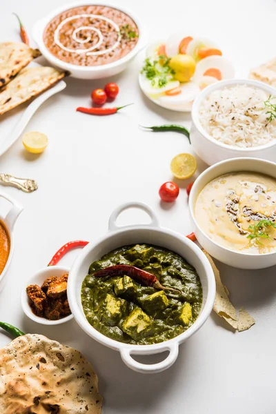 Öğle veya akşam yemeği, pilav, mercimek, paneer, dal makhani, naan, Hint turşusu, çeşitli Hint Gıda moody arka plan üzerinde baharatlar. seçici odak