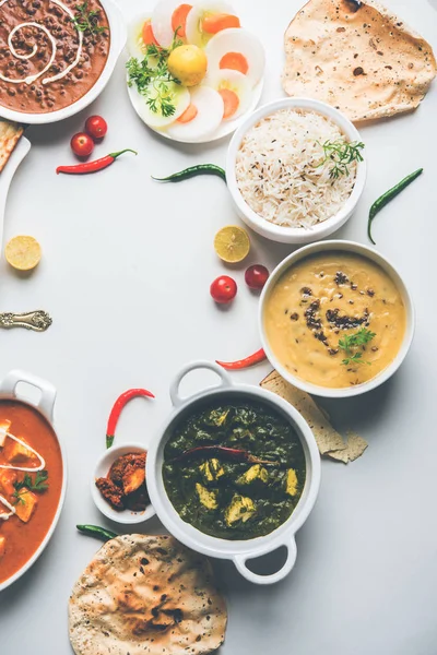 Öğle veya akşam yemeği, pilav, mercimek, paneer, dal makhani, naan, Hint turşusu, çeşitli Hint Gıda moody arka plan üzerinde baharatlar. seçici odak