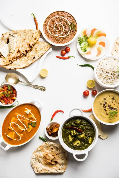 Öğle veya akşam yemeği, pilav, mercimek, paneer, dal makhani, naan, Hint turşusu, çeşitli Hint Gıda moody arka plan üzerinde baharatlar. seçici odak