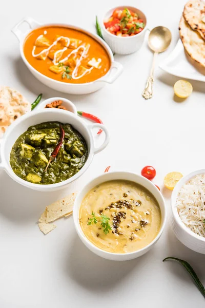 Öğle veya akşam yemeği, pilav, mercimek, paneer, dal makhani, naan, Hint turşusu, çeşitli Hint Gıda moody arka plan üzerinde baharatlar. seçici odak