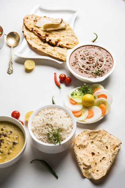 Öğle veya akşam yemeği, pilav, mercimek, paneer, dal makhani, naan, Hint turşusu, çeşitli Hint Gıda moody arka plan üzerinde baharatlar. seçici odak