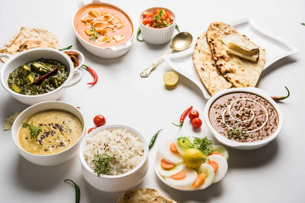 Öğle veya akşam yemeği, pilav, mercimek, paneer, dal makhani, naan, Hint turşusu, çeşitli Hint Gıda moody arka plan üzerinde baharatlar. seçici odak
