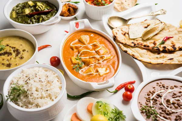 Öğle veya akşam yemeği, pilav, mercimek, paneer, dal makhani, naan, Hint turşusu, çeşitli Hint Gıda moody arka plan üzerinde baharatlar. seçici odak