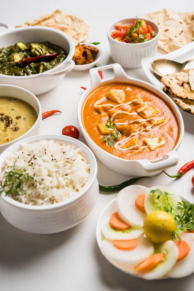 Öğle veya akşam yemeği, pilav, mercimek, paneer, dal makhani, naan, Hint turşusu, çeşitli Hint Gıda moody arka plan üzerinde baharatlar. seçici odak
