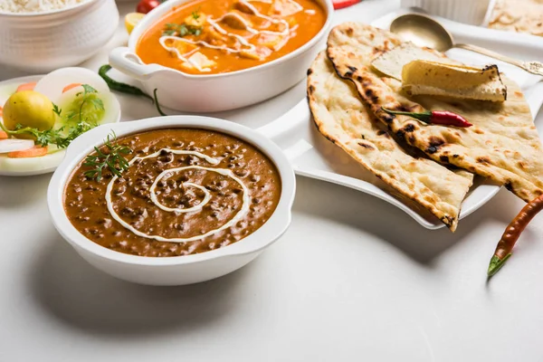 Öğle veya akşam yemeği, pilav, mercimek, paneer, dal makhani, naan, Hint turşusu, çeşitli Hint Gıda moody arka plan üzerinde baharatlar. seçici odak