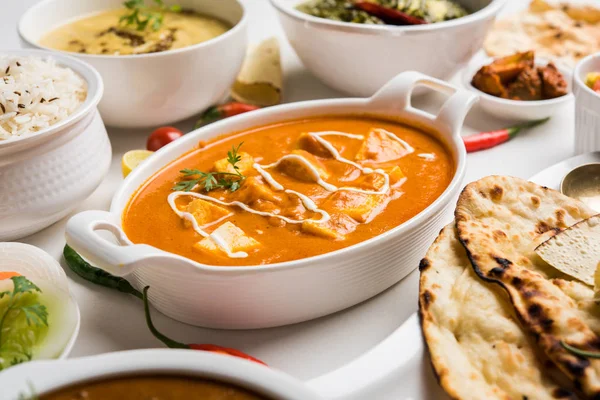 Öğle veya akşam yemeği, pilav, mercimek, paneer, dal makhani, naan, Hint turşusu, çeşitli Hint Gıda moody arka plan üzerinde baharatlar. seçici odak