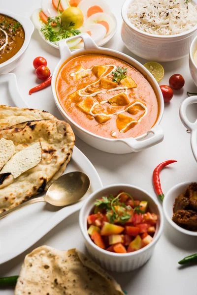 Öğle veya akşam yemeği, pilav, mercimek, paneer, dal makhani, naan, Hint turşusu, çeşitli Hint Gıda moody arka plan üzerinde baharatlar. seçici odak