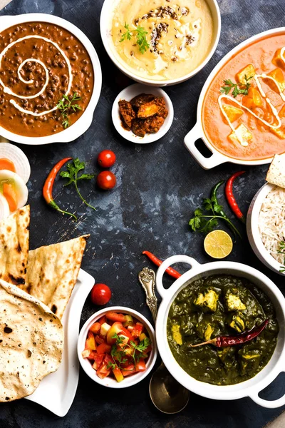 Öğle veya akşam yemeği, pilav, mercimek, paneer, dal makhani, naan, Hint turşusu, çeşitli Hint Gıda moody arka plan üzerinde baharatlar. seçici odak