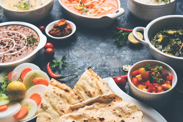 Öğle veya akşam yemeği, pilav, mercimek, paneer, dal makhani, naan, Hint turşusu, çeşitli Hint Gıda moody arka plan üzerinde baharatlar. seçici odak