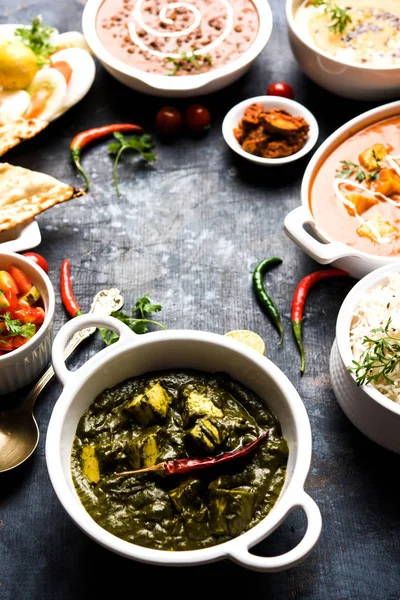 Öğle veya akşam yemeği, pilav, mercimek, paneer, dal makhani, naan, Hint turşusu, çeşitli Hint Gıda moody arka plan üzerinde baharatlar. seçici odak