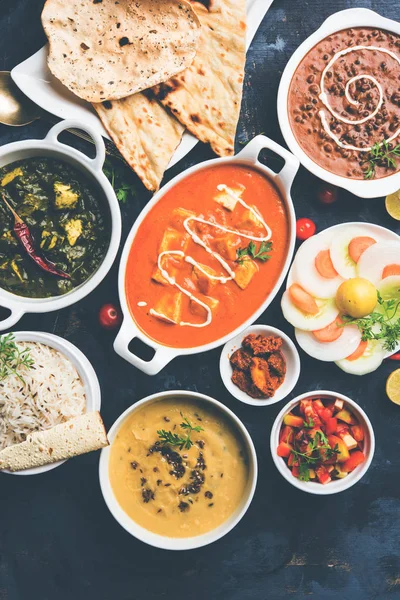Öğle veya akşam yemeği, pilav, mercimek, paneer, dal makhani, naan, Hint turşusu, çeşitli Hint Gıda moody arka plan üzerinde baharatlar. seçici odak