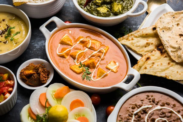 Öğle veya akşam yemeği, pilav, mercimek, paneer, dal makhani, naan, Hint turşusu, çeşitli Hint Gıda moody arka plan üzerinde baharatlar. seçici odak