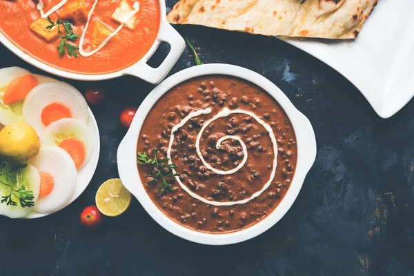 Öğle veya akşam yemeği, pilav, mercimek, paneer, dal makhani, naan, Hint turşusu, çeşitli Hint Gıda moody arka plan üzerinde baharatlar. seçici odak