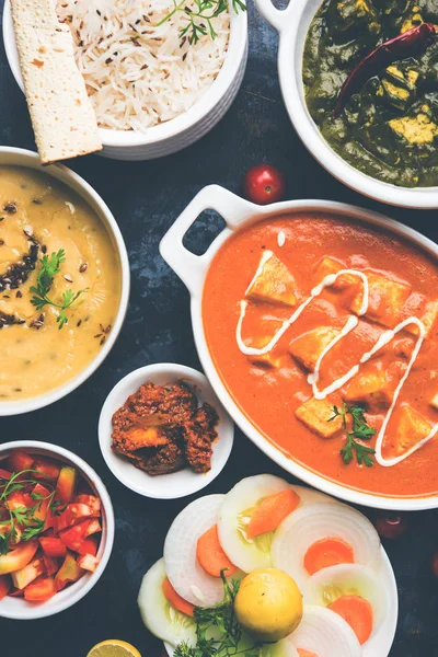 Öğle veya akşam yemeği, pilav, mercimek, paneer, dal makhani, naan, Hint turşusu, çeşitli Hint Gıda moody arka plan üzerinde baharatlar. seçici odak