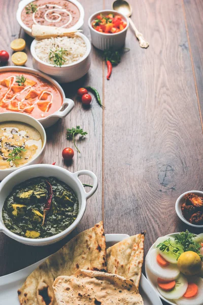 Öğle veya akşam yemeği, pilav, mercimek, paneer, dal makhani, naan, Hint turşusu, çeşitli Hint Gıda moody arka plan üzerinde baharatlar. seçici odak