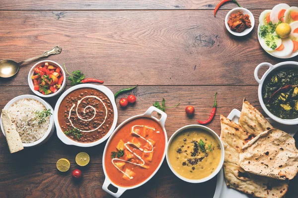 Öğle veya akşam yemeği, pilav, mercimek, paneer, dal makhani, naan, Hint turşusu, çeşitli Hint Gıda moody arka plan üzerinde baharatlar. seçici odak