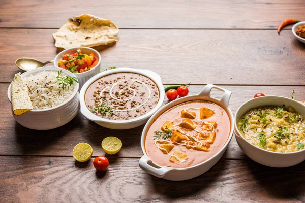 Öğle veya akşam yemeği, pilav, mercimek, paneer, dal makhani, naan, Hint turşusu, çeşitli Hint Gıda moody arka plan üzerinde baharatlar. seçici odak