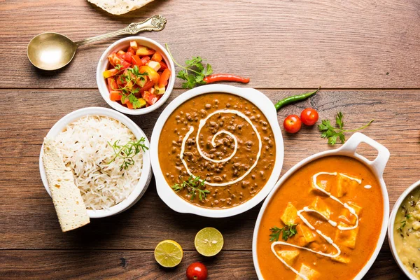 Öğle veya akşam yemeği, pilav, mercimek, paneer, dal makhani, naan, Hint turşusu, çeşitli Hint Gıda moody arka plan üzerinde baharatlar. seçici odak