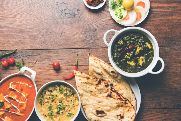 Öğle veya akşam yemeği, pilav, mercimek, paneer, dal makhani, naan, Hint turşusu, çeşitli Hint Gıda moody arka plan üzerinde baharatlar. seçici odak