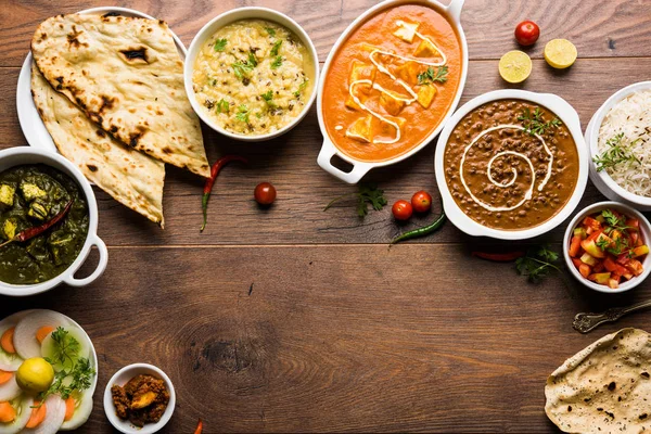 Öğle veya akşam yemeği, pilav, mercimek, paneer, dal makhani, naan, Hint turşusu, çeşitli Hint Gıda moody arka plan üzerinde baharatlar. seçici odak