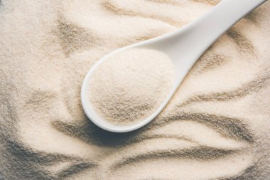 Ham İrmik unu veya Rava toz makarnalık buğday kaba, saflaştırılmış buğday yonca olduğunu. Düz arka plan üzerinde bir yığın olarak veya bir kase ya da kaşık servis. Seçici odak