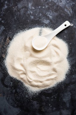 Ham İrmik unu veya Rava toz makarnalık buğday kaba, saflaştırılmış buğday yonca olduğunu. Düz arka plan üzerinde bir yığın olarak veya bir kase ya da kaşık servis. Seçici odak