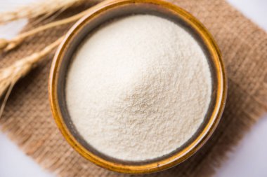 Ham İrmik unu veya Rava toz makarnalık buğday kaba, saflaştırılmış buğday yonca olduğunu. Düz arka plan üzerinde bir yığın olarak veya bir kase ya da kaşık servis. Seçici odak