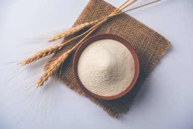 Ham İrmik unu veya Rava toz makarnalık buğday kaba, saflaştırılmış buğday yonca olduğunu. Düz arka plan üzerinde bir yığın olarak veya bir kase ya da kaşık servis. Seçici odak