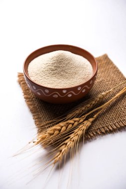 Ham İrmik unu veya Rava toz makarnalık buğday kaba, saflaştırılmış buğday yonca olduğunu. Düz arka plan üzerinde bir yığın olarak veya bir kase ya da kaşık servis. Seçici odak