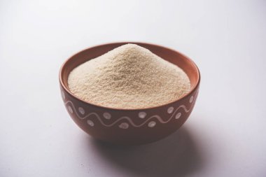 Ham İrmik unu veya Rava toz makarnalık buğday kaba, saflaştırılmış buğday yonca olduğunu. Düz arka plan üzerinde bir yığın olarak veya bir kase ya da kaşık servis. Seçici odak