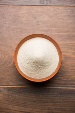 Ham İrmik unu veya Rava toz makarnalık buğday kaba, saflaştırılmış buğday yonca olduğunu. Düz arka plan üzerinde bir yığın olarak veya bir kase ya da kaşık servis. Seçici odak