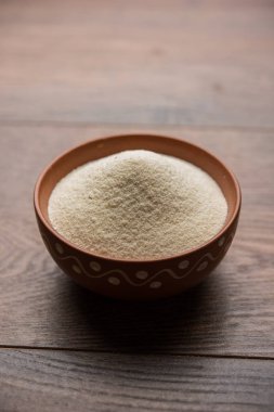 Ham İrmik unu veya Rava toz makarnalık buğday kaba, saflaştırılmış buğday yonca olduğunu. Düz arka plan üzerinde bir yığın olarak veya bir kase ya da kaşık servis. Seçici odak