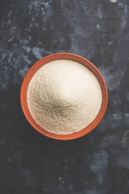 Ham İrmik unu veya Rava toz makarnalık buğday kaba, saflaştırılmış buğday yonca olduğunu. Düz arka plan üzerinde bir yığın olarak veya bir kase ya da kaşık servis. Seçici odak