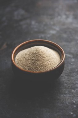 Ham İrmik unu veya Rava toz makarnalık buğday kaba, saflaştırılmış buğday yonca olduğunu. Düz arka plan üzerinde bir yığın olarak veya bir kase ya da kaşık servis. Seçici odak