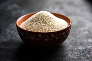 Ham İrmik unu veya Rava toz makarnalık buğday kaba, saflaştırılmış buğday yonca olduğunu. Düz arka plan üzerinde bir yığın olarak veya bir kase ya da kaşık servis. Seçici odak