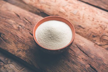 Ham İrmik unu veya Rava toz makarnalık buğday kaba, saflaştırılmış buğday yonca olduğunu. Düz arka plan üzerinde bir yığın olarak veya bir kase ya da kaşık servis. Seçici odak