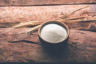 Ham İrmik unu veya Rava toz makarnalık buğday kaba, saflaştırılmış buğday yonca olduğunu. Düz arka plan üzerinde bir yığın olarak veya bir kase ya da kaşık servis. Seçici odak